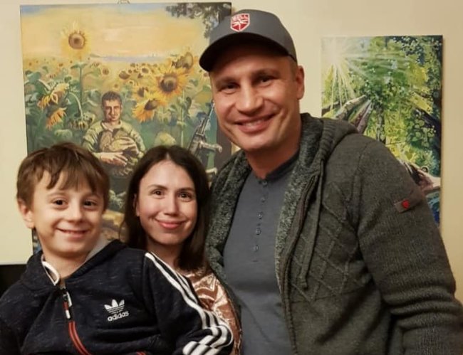 Кличко пришел поддержать Чорновол, находящуюся под домашним арестом 03 Кличко пришел поддержать Чорновол, находящуюся под домашним арестом 03