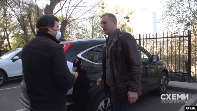 «Схеми» спробували поговорити про київську оселю та автівку із самим Денисом Колесником