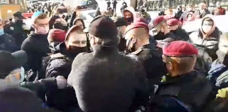 Предприниматели устроили бунт возле Кабмина: начались стычки с полицией dqxikeidqxidqeant