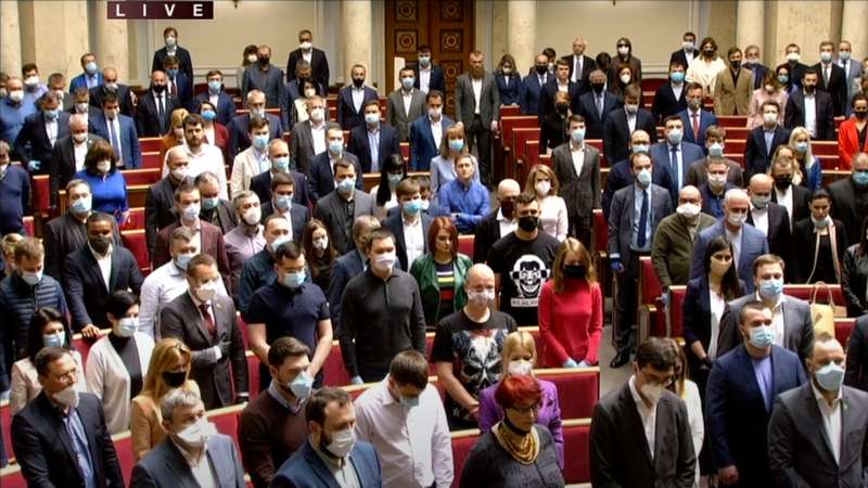 Не все депутаты пришли в Раду в масках. Скриншот: YouTube/ RadaTVchannel dqxikeidqxidqeant