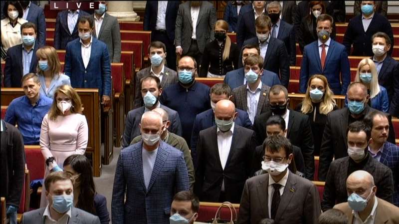 Не все депутаты пришли в Раду в масках. Скриншот: YouTube/ RadaTVchannel