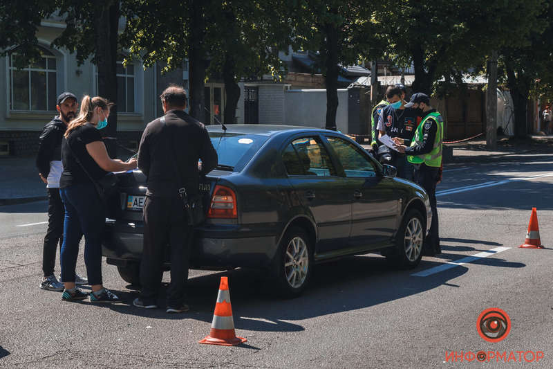 Столкнулись Skoda и скутер курьера Glovo