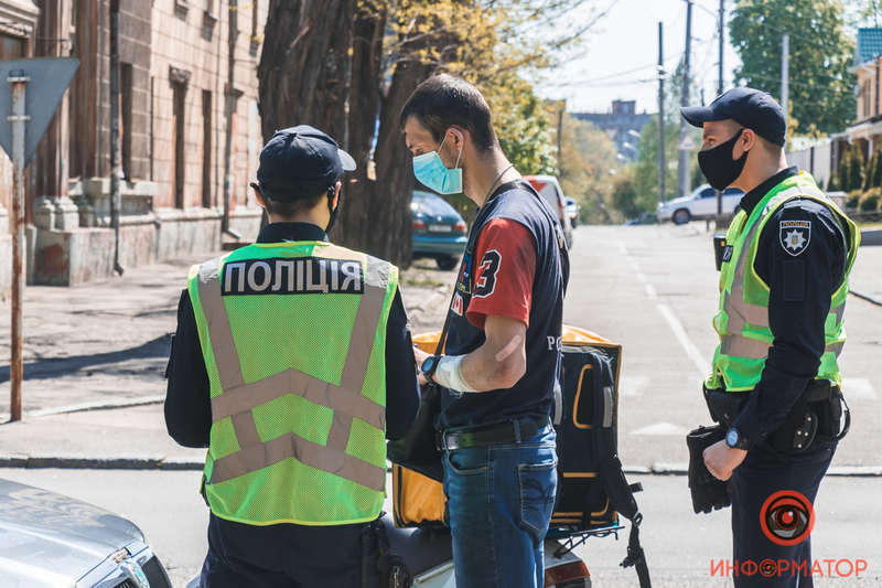 На мопеде не работал задний "поворотник", из-за чего водитель автомобиля попросту не понял, что собирается делать курьер