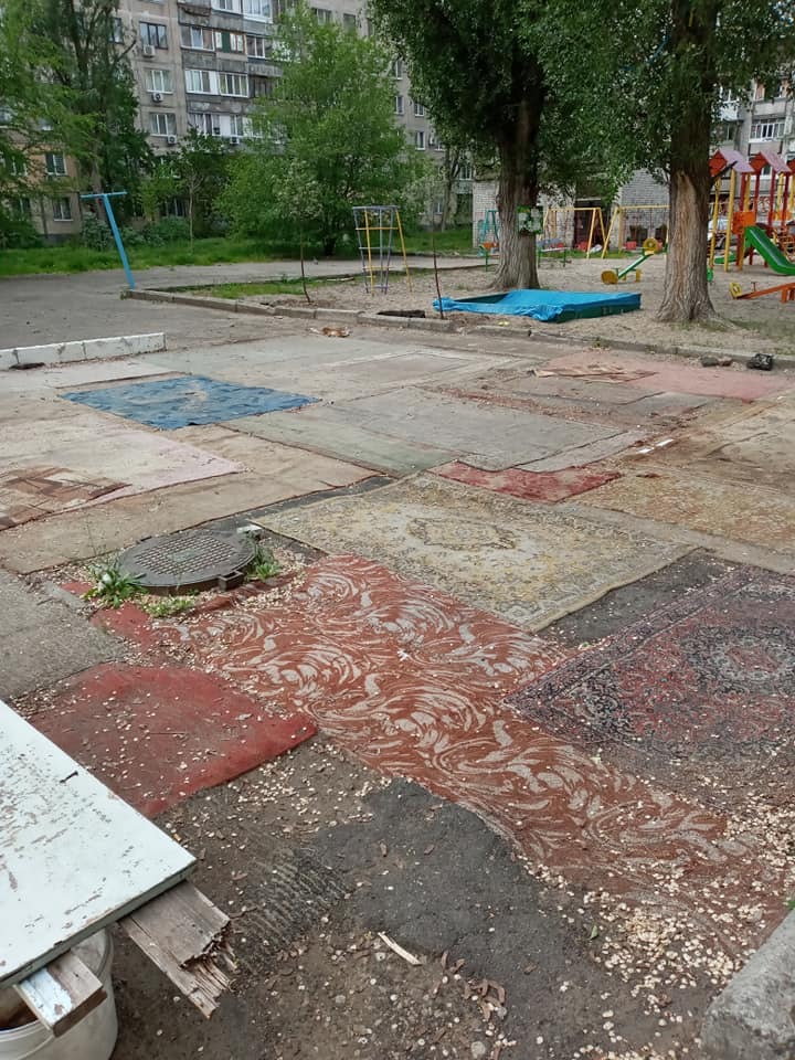 В Днепре спортплощадку застелили коврами dqxikeidqxidqrant