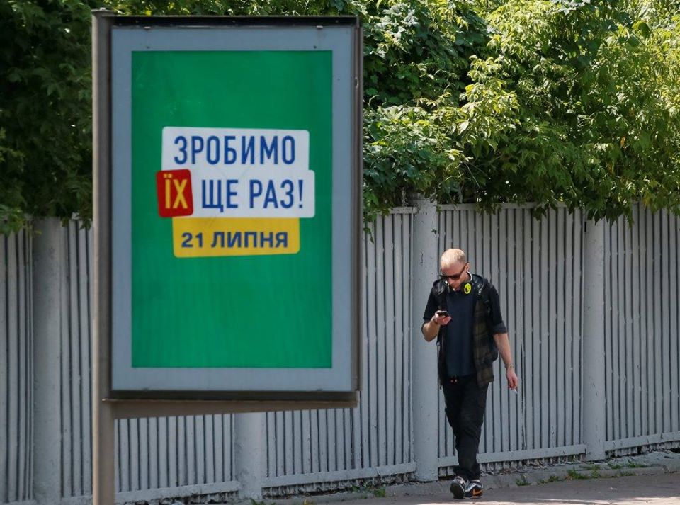 На изображении может находиться: один или несколько человек, обувь и на улице dqxikeidqxidqrant