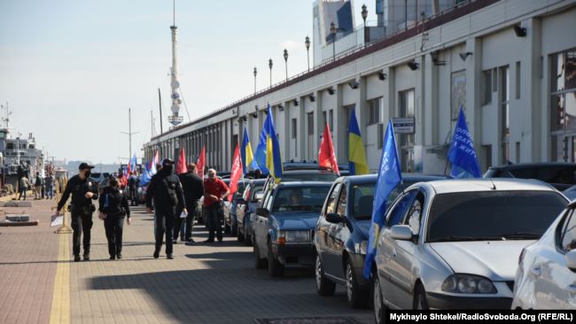 Автопробег ОПЗЖ заблокировали в Одессе из-за красных флагов 02