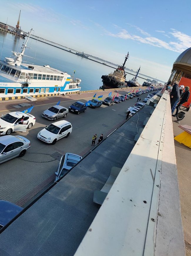 Автопробег ОПЗЖ заблокировали в Одессе из-за красных флагов 03