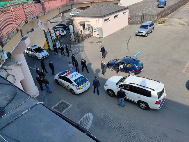 Автопробег ОПЗЖ заблокировали в Одессе из-за красных флагов 04