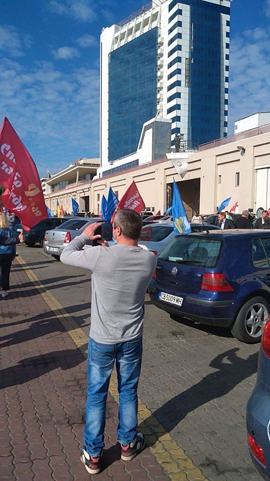 Автопробег ОПЗЖ заблокировали в Одессе из-за красных флагов 05