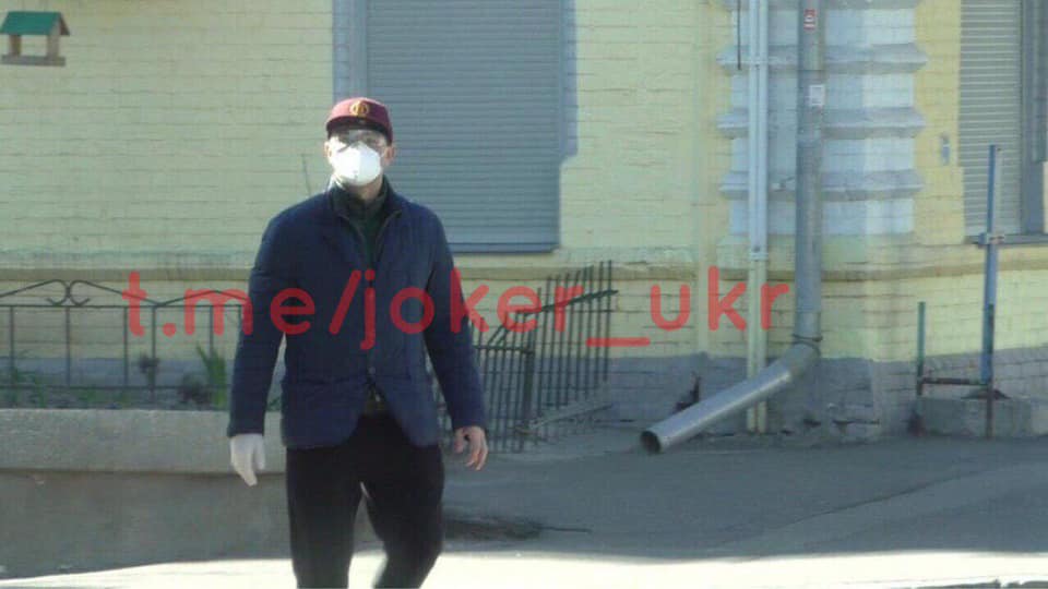 The image may contain: one or more people, people standing, and outdoors dqxikeidqxiqqdant