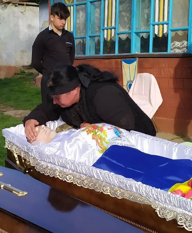 На изображении может находиться: 1 человек, сидит dqxikeidqxidqrant