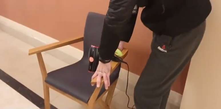 Для Зеленского стул грели феном