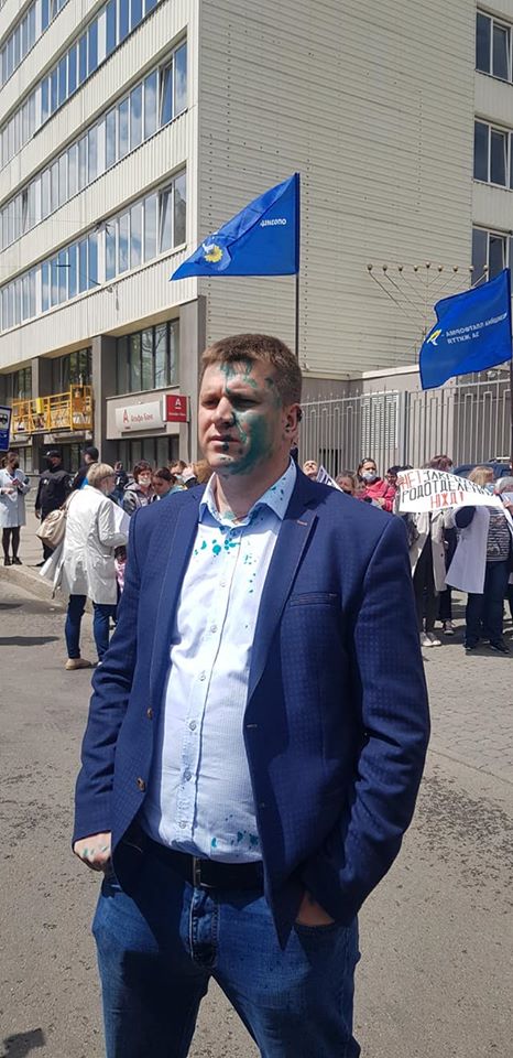 Соратника Медведчука Лесика облили зеленкой в Харькове 01 Соратника Медведчука Лесика облили зеленкой в Харькове 01 dqxikeidqxidqrant