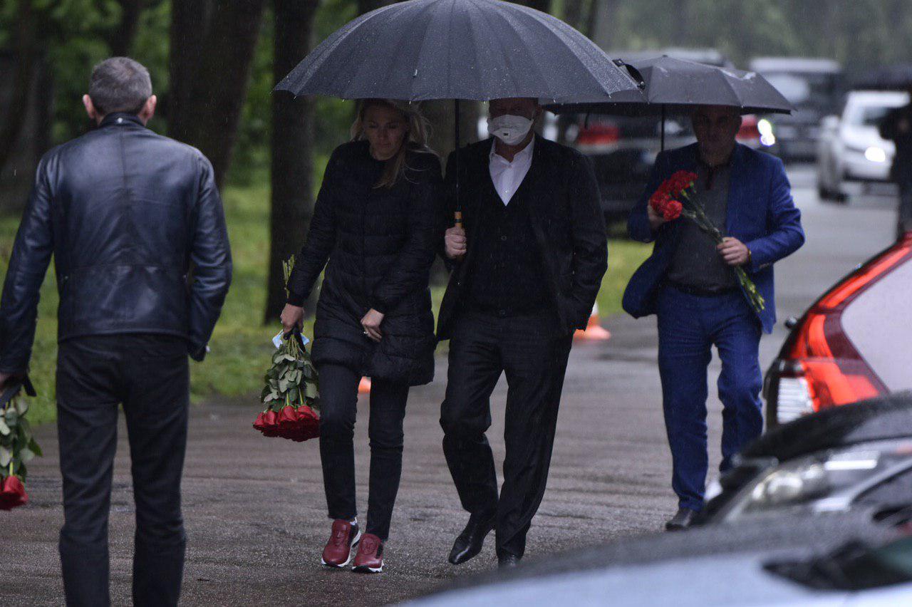 С погибшим нардепом Давыденко попрощались в Феофании: появились первые фото и видео dqxikeidqxidqrant