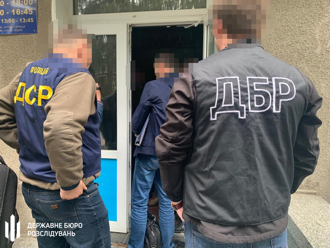 Сотрудник налоговой задержан во время получения $12 тыс. взятки на Житомирщине, - ГБР 01 Сотрудник налоговой задержан во время получения $12 тыс. взятки на Житомирщине, - ГБР 01 dqxikeidqxidqeant