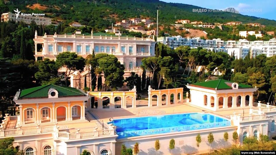 На изображении может находиться: дом, небо и на улице