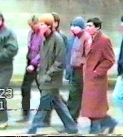 На изображении может находиться: один или несколько человек и люди стоят