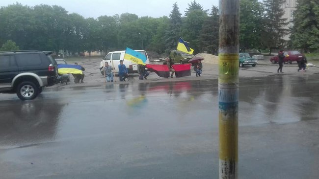 ÐогибÑего на ÐонбаÑÑе ÑкÑаинÑкого воина ÐиÑÐ°Ð»Ð¸Ñ ÐимбоÑÑкого пÑоводили в поÑледний пÑÑÑ Ð½Ð° ÐиÑовогÑадÑине. ÐÑди ÑÑали на колени пеÑед геÑоем 03 dqxikeidqxidqeant