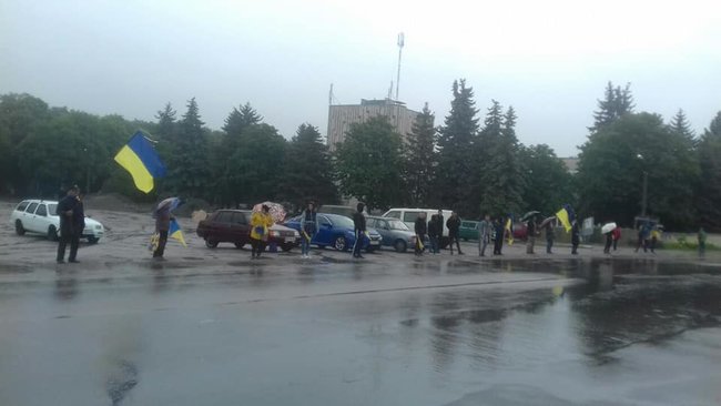 ÐогибÑего на ÐонбаÑÑе ÑкÑаинÑкого воина ÐиÑÐ°Ð»Ð¸Ñ ÐимбоÑÑкого пÑоводили в поÑледний пÑÑÑ Ð½Ð° ÐиÑовогÑадÑине. ÐÑди ÑÑали на колени пеÑед геÑоем 04