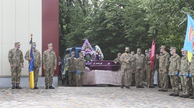 ÐогибÑего на ÐонбаÑÑе ÑкÑаинÑкого воина ÐиÑÐ°Ð»Ð¸Ñ ÐимбоÑÑкого пÑоводили в поÑледний пÑÑÑ Ð½Ð° ÐиÑовогÑадÑине. ÐÑди ÑÑали на колени пеÑед геÑоем 05