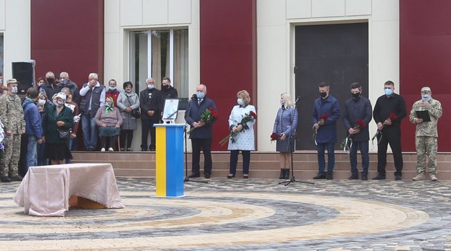 ÐогибÑего на ÐонбаÑÑе ÑкÑаинÑкого воина ÐиÑÐ°Ð»Ð¸Ñ ÐимбоÑÑкого пÑоводили в поÑледний пÑÑÑ Ð½Ð° ÐиÑовогÑадÑине. ÐÑди ÑÑали на колени пеÑед геÑоем 06