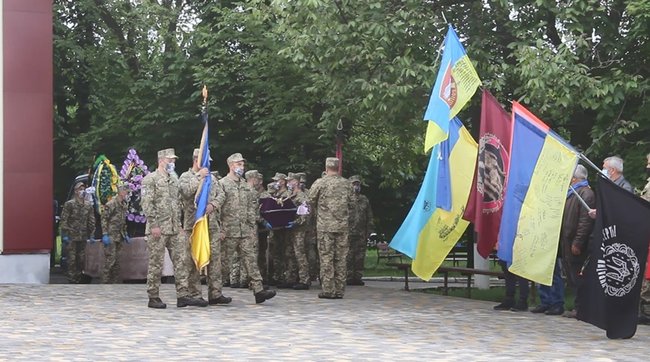 ÐогибÑего на ÐонбаÑÑе ÑкÑаинÑкого воина ÐиÑÐ°Ð»Ð¸Ñ ÐимбоÑÑкого пÑоводили в поÑледний пÑÑÑ Ð½Ð° ÐиÑовогÑадÑине. ÐÑди ÑÑали на колени пеÑед геÑоем 07