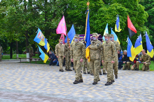 ÐогибÑего на ÐонбаÑÑе ÑкÑаинÑкого воина ÐиÑÐ°Ð»Ð¸Ñ ÐимбоÑÑкого пÑоводили в поÑледний пÑÑÑ Ð½Ð° ÐиÑовогÑадÑине. ÐÑди ÑÑали на колени пеÑед геÑоем 08