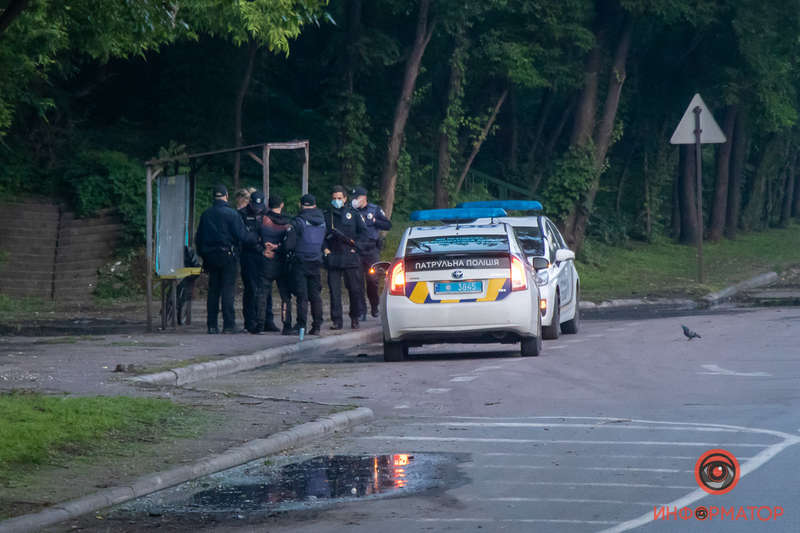 На остановке был замечен экипаж полиции с задержанным молодым человеком, руки которого были скованы наручниками