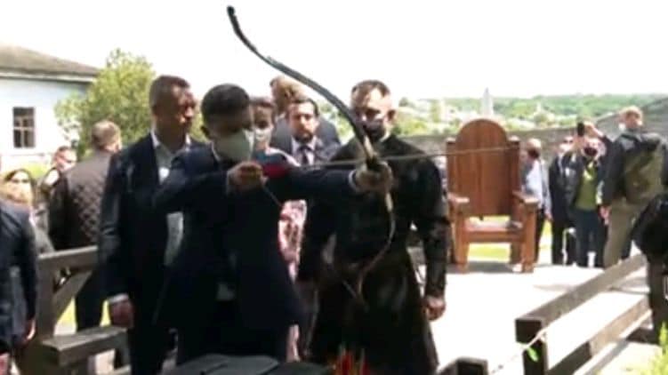 На изображении может находиться: один или несколько человек и на улице dqxikeidqxidqeant