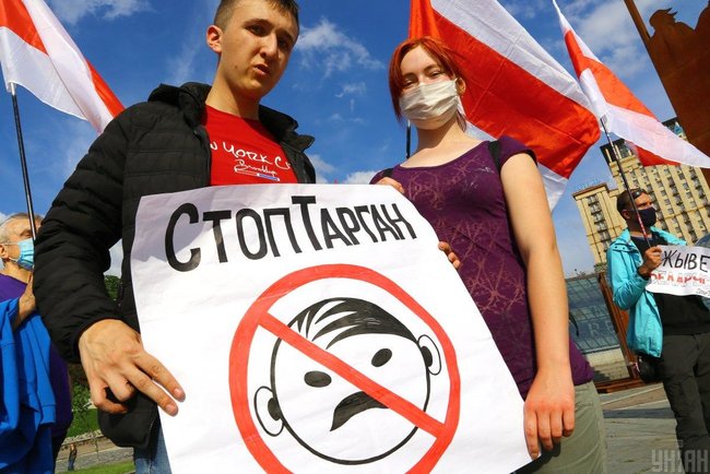 Стоп таракан: киевляне и белорусы протестовали против Лукашенко 02 dqxikeidqxidqeant