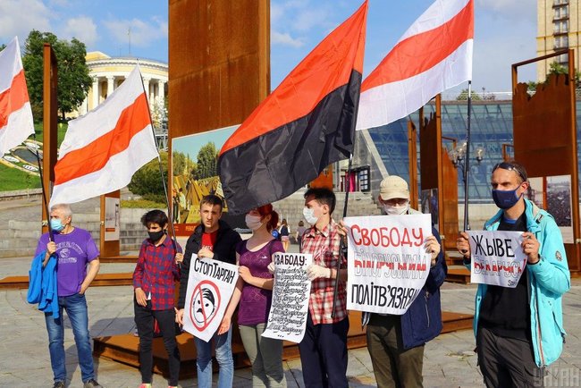 Стоп таракан: киевляне и белорусы протестовали против Лукашенко 03