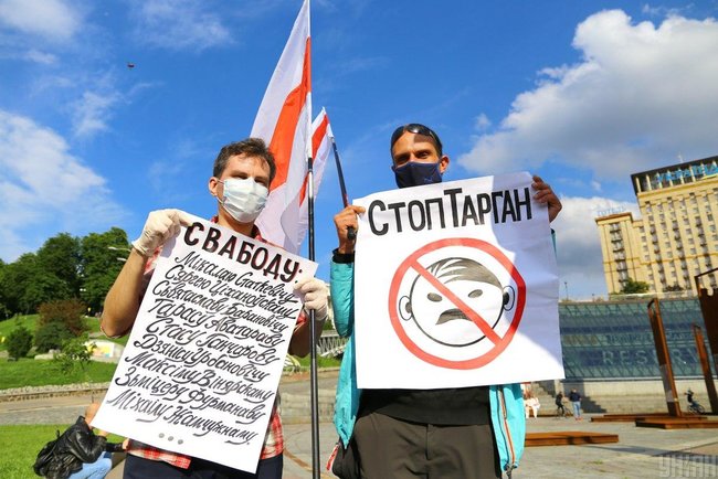 Стоп таракан: киевляне и белорусы протестовали против Лукашенко 04