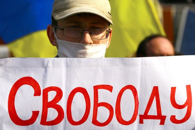 Стоп таракан: киевляне и белорусы протестовали против Лукашенко 06