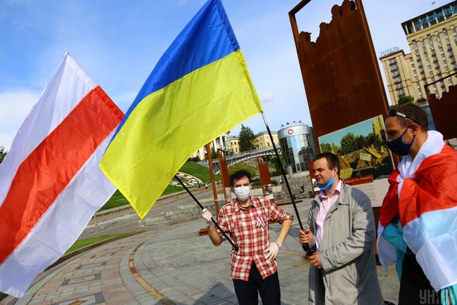 Стоп таракан: киевляне и белорусы протестовали против Лукашенко 07