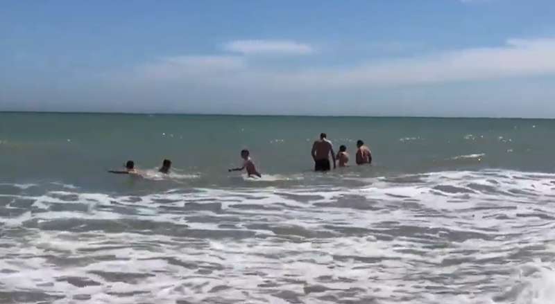 В Украине открылся купальный сезон: что творится на пляжах dqxikeidqxidqeant