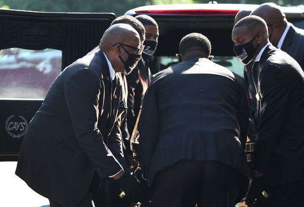 Чтили память на коленях: в США выстроилась очередь попрощаться с Флойдом dqxikeidqxidqrant