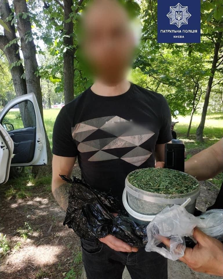 В Киеве парень гулял в ведром марихуаны. Фото: Патрульная полиция dqxikeidqxidqeant