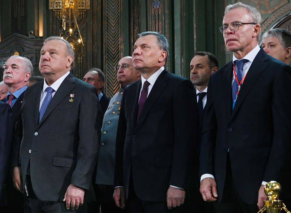 На изображении может находиться: 6 человек, люди стоят и костюм dqxikeidqxidqeant