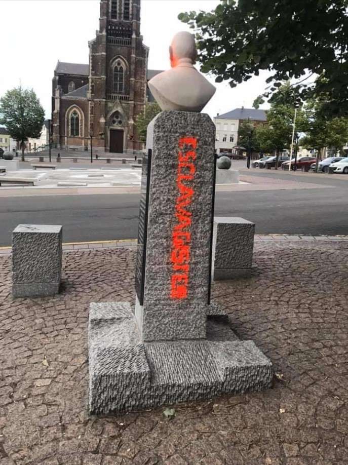 Памятник Голлю фото в Твиттере dqxikeidqxidqrant