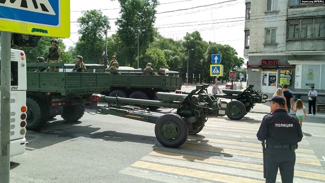 Оккупанты провели в Симферополе репетицию военного парада без масок и социальной дистанции 02 Оккупанты провели в Симферополе репетицию военного парада без масок и социальной дистанции 02 dqxikeidqxidqeant
