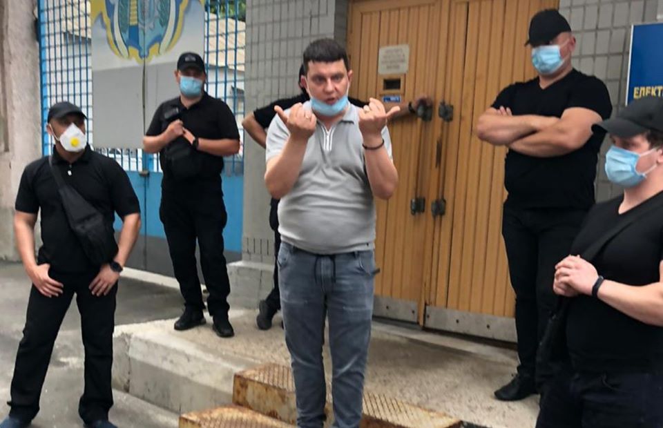 На изображении может находиться: 1 человек, стоит dqxikeidqxidqrant