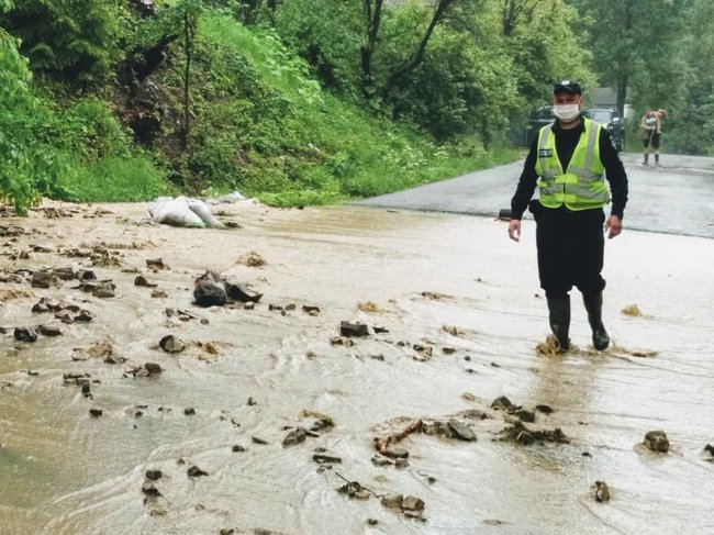 Вследствие паводка в Карпатах затоплено 80 сел, мосты и дороги 01 Вследствие паводка в Карпатах затоплено 80 сел, мосты и дороги 01 dqxikeidqxidqeant