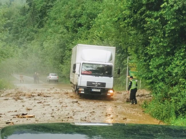 Вследствие паводка в Карпатах затоплено 80 сел, мосты и дороги 03 Вследствие паводка в Карпатах затоплено 80 сел, мосты и дороги 03