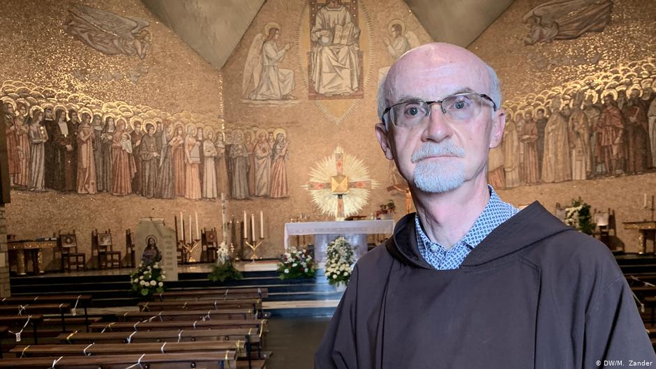 Italien Bergamo | Pater Marco Bergamelli in Kapelle Italien Bergamo | Pater Marco Bergamelli in Kapelle dqxikeidqxidqrant