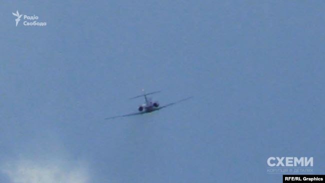 Через 15 хвилин звідти вилетів літак неформальної групи «Приват»