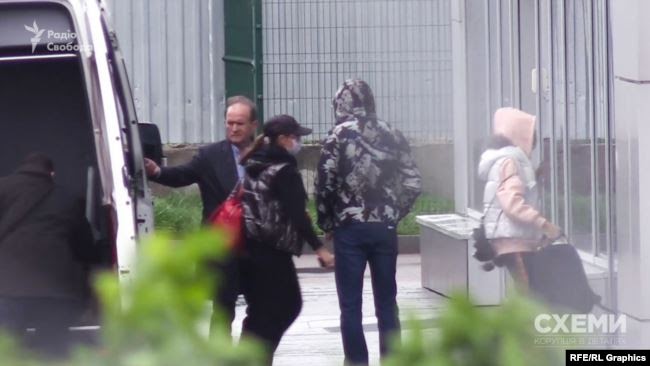 Ним прилетів народний депутат і кум Путіна Віктор Медведчук зі своєю родиною