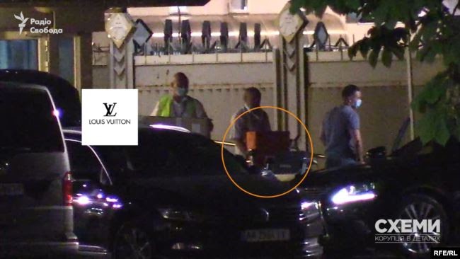 За жінкою вивезли третій візок з пакунками, один із яких нагадував елітний бренд Louis Vuitton