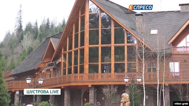 За сто кілометрів від Ужгорода в селищі Жденієво розташована дача народного депутата, оформлена на його дружину Оксану Марченко