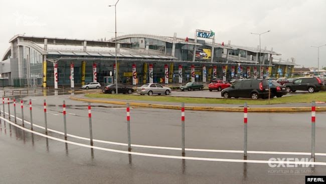 За спостереженнями «Схем», літак, яким користується Медведчук, – чи не єдиний приватний пасажирський борт, який вилітав з аеропорту «Київ» у Жулянах