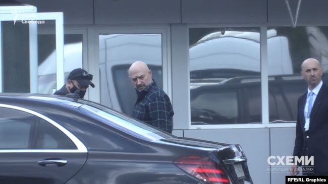 30 квітня «Схеми» помітили, як в аеропорт «Бориспіль» приїхав кортеж із Геннадієм Боголюбовим